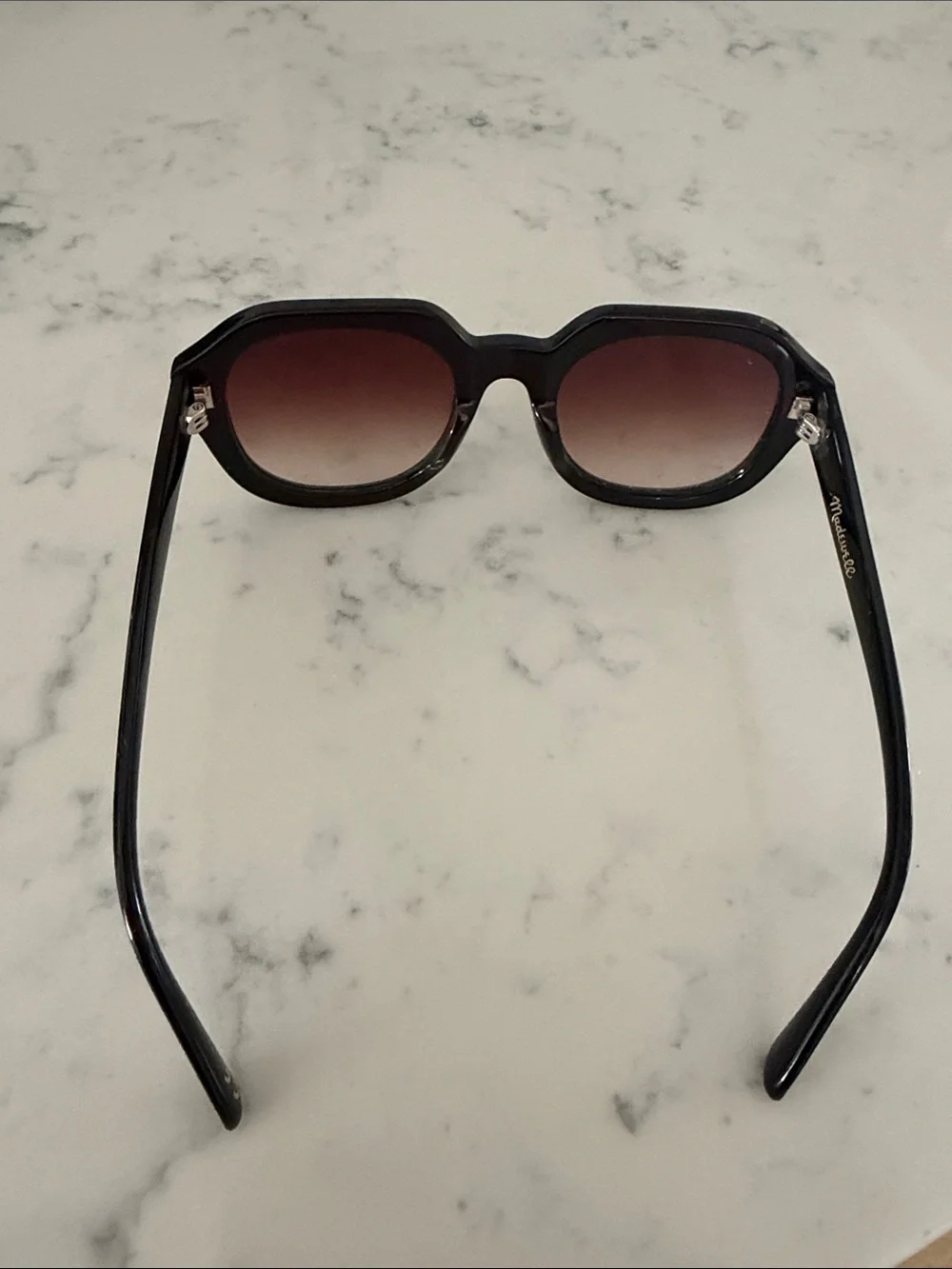 Madewell Rakelle Black Frame with Brown Gradient Lenses Round Sunglasses